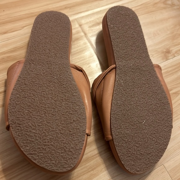 NWT, 8M, flat slip on sandals,Rose Gold,Lightweight,Comfortable,non slip bottoms - Picture 4 of 8